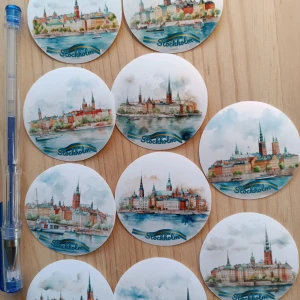 10 st dekorativa runda 5 cm vattentäta klistermärken av Stockholms - Bilden visar runda 10 klistermärken med akvarellmotiv av Stockholm  .de är vattentäta 