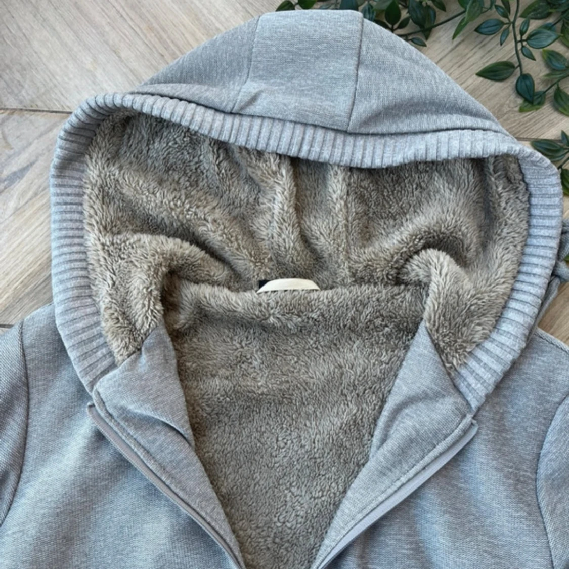Grå hoodie med fluffigt foder - 2
