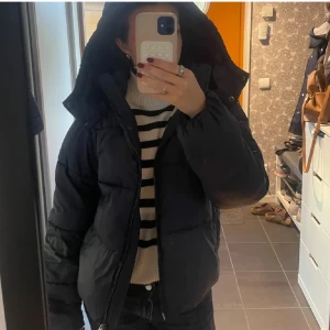 Marinblå pufferjacka från Nelly XS - Säljer denna marinblåa pufferjacka från Nelly i storlek XS eftersom den inte kommer till användning.Den har därför inga defekter.Nypris 799.Pris kan diskuteras💕💕