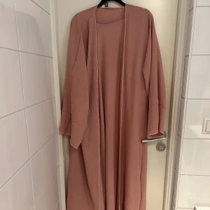Abaya Rosa  - Rosa abaya med underklänning och sjal. Endast testad 