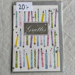 Gratulationskort  - Färgglatt grattiskort med tända ljus i olika mönster och färger. Medföljer kuvert samt den är kvar i sin ursprungliga förpackning. Insidan består av helt vita blad så plats för mycket text 