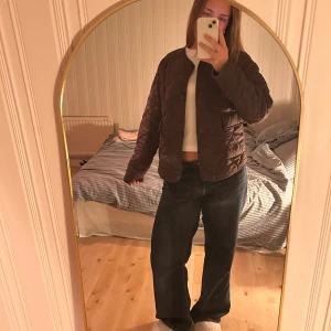Brun quiltad jacka från Gina Tricot❤️ - Säljer min fina jacka från Gina, den är knappt använd, jag säljer den bara för att jag rensar ut min garderob lite❤️