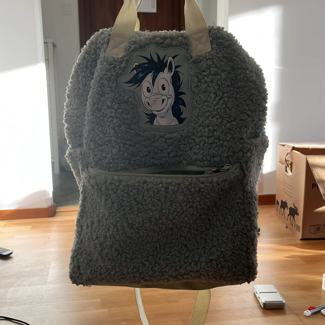 Grå fluffig ryggsäck med mulle