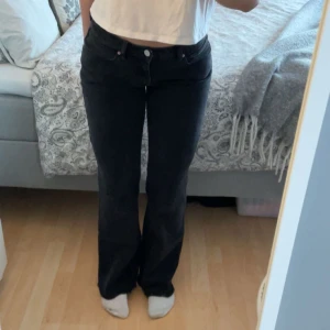 Abrandjeans  - Säljer dessa svarta populära jenas ifrån Abrand jeans i storlek 27 och modellen ”low boot”. Nypris 999kr, hör av dig om du har frågor!❤️(Bilderna är lånade)