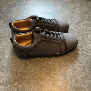 Grå sneakers från Christian Louboutin - Grå Louboutins – knappt använda Grå Louboutins i mycket gott skick. Skorna har använts sparsamt under cirka ett år och har minimala tecken på slitage. Originalbox medföljer ej.