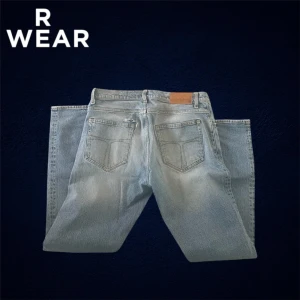 Tiger of Sweden jeans - Säljer nu ett par Tiger of Sweden jeans👖                                                              Storlek: 33/32, Skick: 8/10 (Har en slitning som man ser på bild 4), Nypris: 1599kr, Vårat pris: 179kr, Modellen är Pistolers som är slim. Skriv vid minsta fråga, Fraktar alltid inom 48h efter köp📦