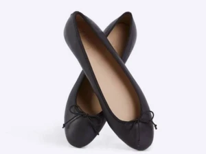 Svarta ballerinaskor med rosett - Stilrena svarta ballerinaskor med rund tå och söt rosettdetalj framtill. Skorna har en platt sula och är tillverkade i mjukt skinn för en bekväm känsla. Perfekta att matcha med jeans eller klänning för en enkel och snygg look.