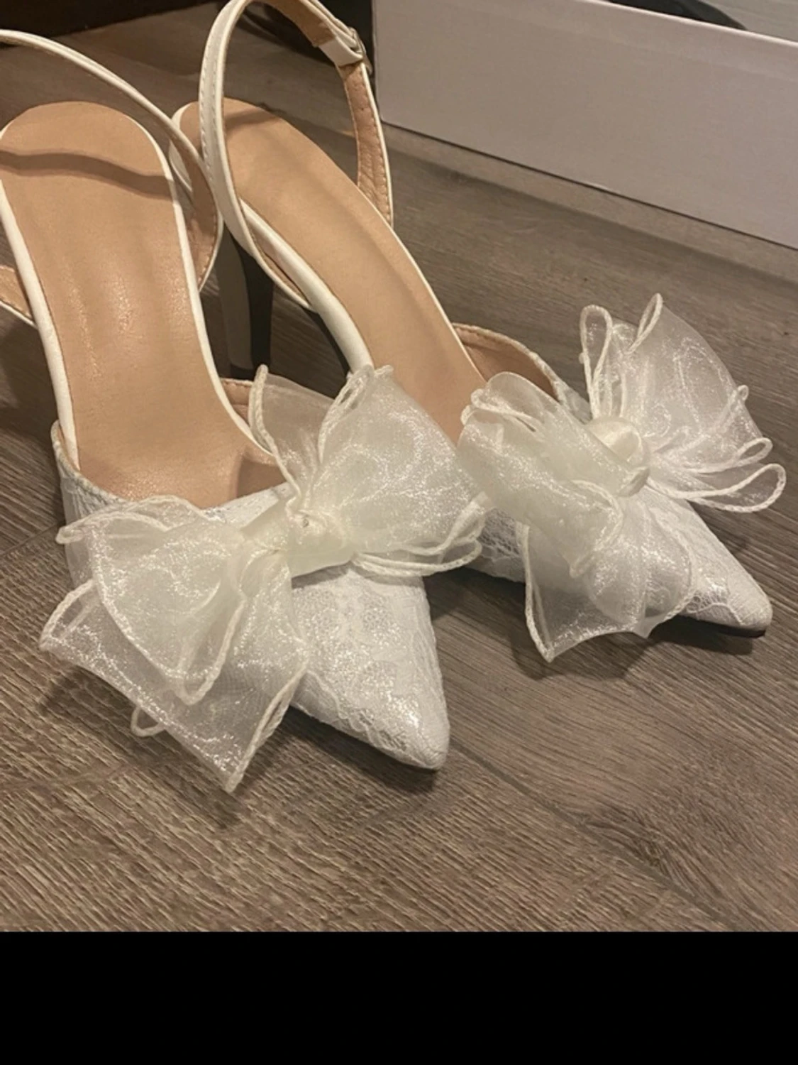 Vita klackskor med rosett