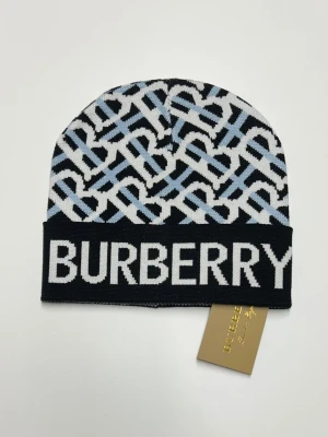 Burberry Mössa  - Helt ny aldrig använd. Storlek One size. Snabb frakt fraktar inom 24h.