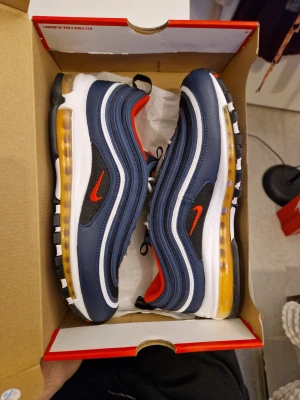 Oanvända Nike Air Max 97 EU44,5  - Helt nya i original låda. Storlek 44,5    Resell pris 4499 kr. Sista pris 3000 kr. Kvitto finns. Skickas spårbart och försäkrat. OBS! Inga byten eller returer. 