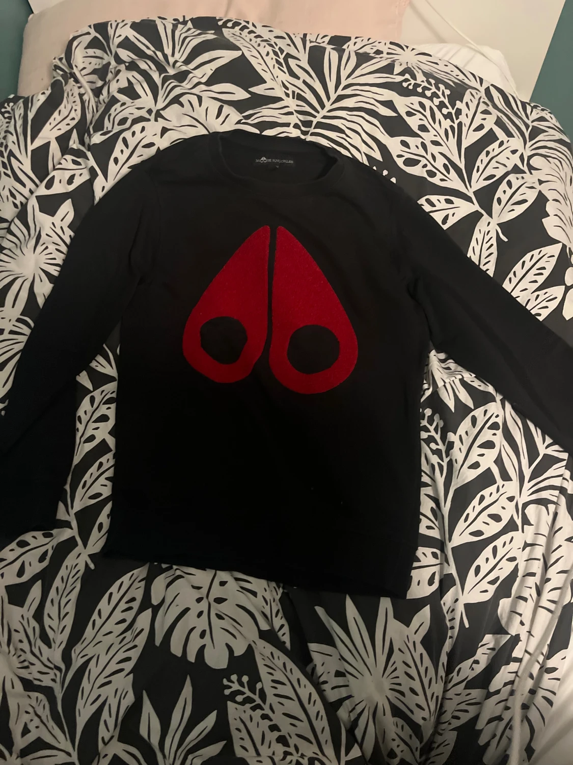 Svart tröja Moose Knuckles med rött tryck