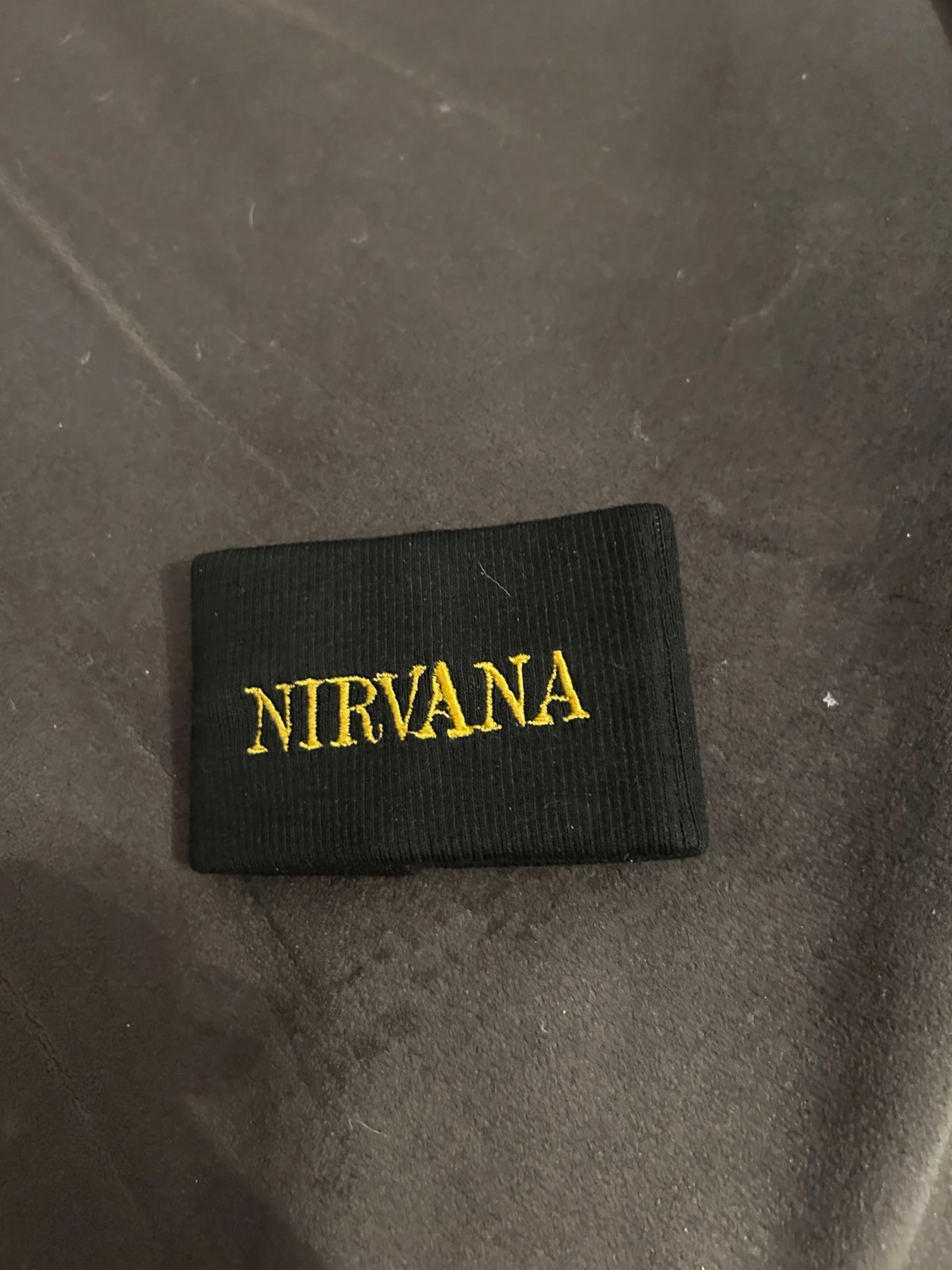 Svettband med broderat Nirvana.