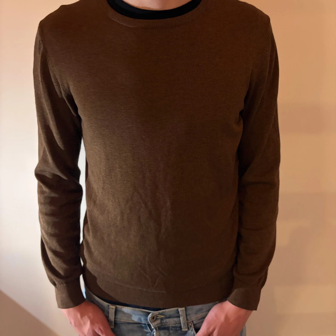 Brun stickad tröja från Bläck