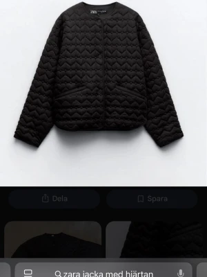 Svart quiltad jacka med hjärtmönster från Zara - Quiltad svart jacka från Zara med unikt hjärtmönster över hela ytan. Jackan har rund hals, långa ärmar och två snedställda fickor framtill. Modellen är loose fit och har knappar framtill. Perfekt för dig som vill sticka ut med en cool detalj.