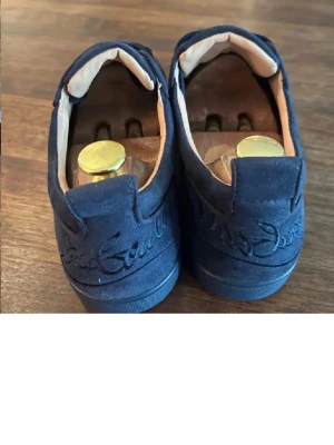 Louboutins marinblå 43 - Säljer mina louboutins nu efter att jag blev sugen på annat. Skorna är i mycket bra skick och det tillkommer även låda vid köp. Frågor och funderingar är det bara att skriva så svarar jag. MVH Filip 