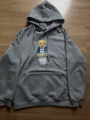 Grå Ralph Lauren hoodie - Nästan nytt skick, använd ett par gånger. Skriv om du har offer eller frågor!