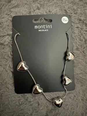 Hjärt halsban - Säljer detta supergulliga halsband från Ur&Penn med stora hjärtan lögns kedjan. Helt oanvänd och oöppnad. Skriv gärna ifall du har några frågor