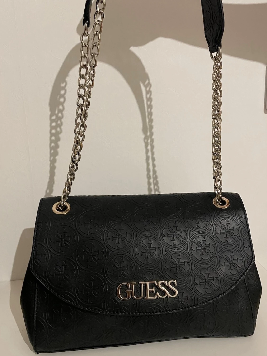 Svart axelväska från Guess - 1