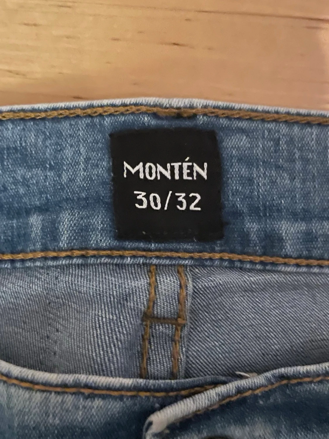 Ljusblå raka jeans från Montén - 1