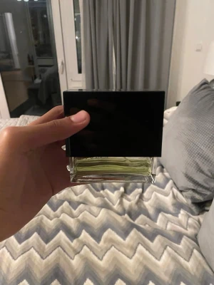 Stilren parfym med svart lock - En modern parfym från Gucci i stilren flaska med svart lock. Perfekt för dig som gillar minimalistisk design. Märke och detaljer syns inte på bilden