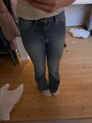 Jeans  - Säljer ett par högmidjade jeans från hm. De är perfekt längd på mig som är 165 ish, det enda är att dom har ett litet hål i skrevet (bild 4) annars bra skick❤️❤️ skriv för fler bilder 💝