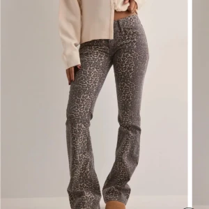 Leopardmönstrade bootcut jeans - Snygga bootcut jeans med leopardmönster. Helt nya skriv för bilder och pris!🩷💙