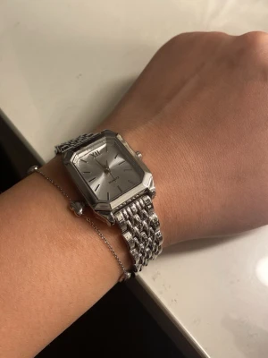 Silver klocka - Fin oanvänt klocka, den går att ställa in och passar perfekt till alla tillfällen💞pris kan diskuteras!