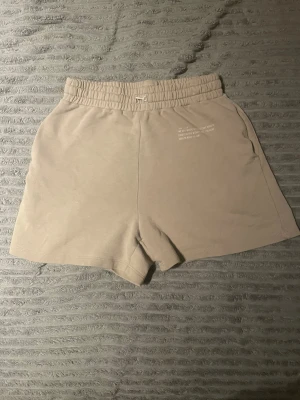 Beige mjuka shorts med snörning   - Fina och sköna  mjukisshorts för barn