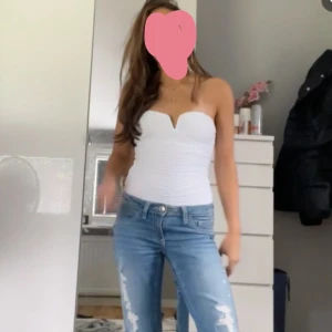 vit bandeau body - Säljer en vit body från zara. Toppen har lätt rynkade detaljer som ger en smickrande passform. Perfekt till jeans eller kjol och använd enbart 1 gång! sänker inte priset det som står gäller☺️