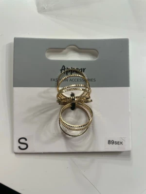 Ringar guld nya  - Bilderna visar ett set med guldfärgade ringar från Appear, storlek S