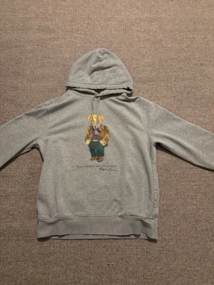 Ralph Lareun Hoddie - En skön hoddie som passar till det mesta är använd mycket men är i väldigt bra skick i storlek M men är liten i storleken