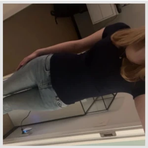 Marinblå kortärmad topp - Marin blå jätte fin t-shirt, lite använd men inga skador , fråga ifall du vill ha mer bilder, kortärmad topp med en tight passform. Perfekt för en enkel och snygg look.🩷179kr orginal pris.