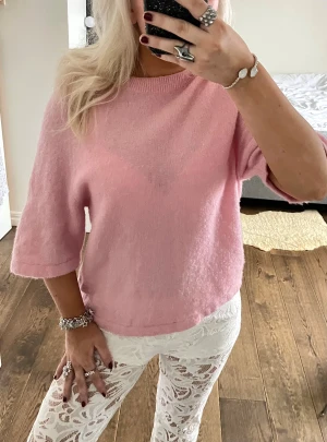 Stickad tröja - stickad tröja med trekvartsärmar från &Other Stories🩷🩷 storlek S men sitter lite oversized på mig med XS, vet ej om passformen förändrats lite men sitter fortfarande väldigt fint!