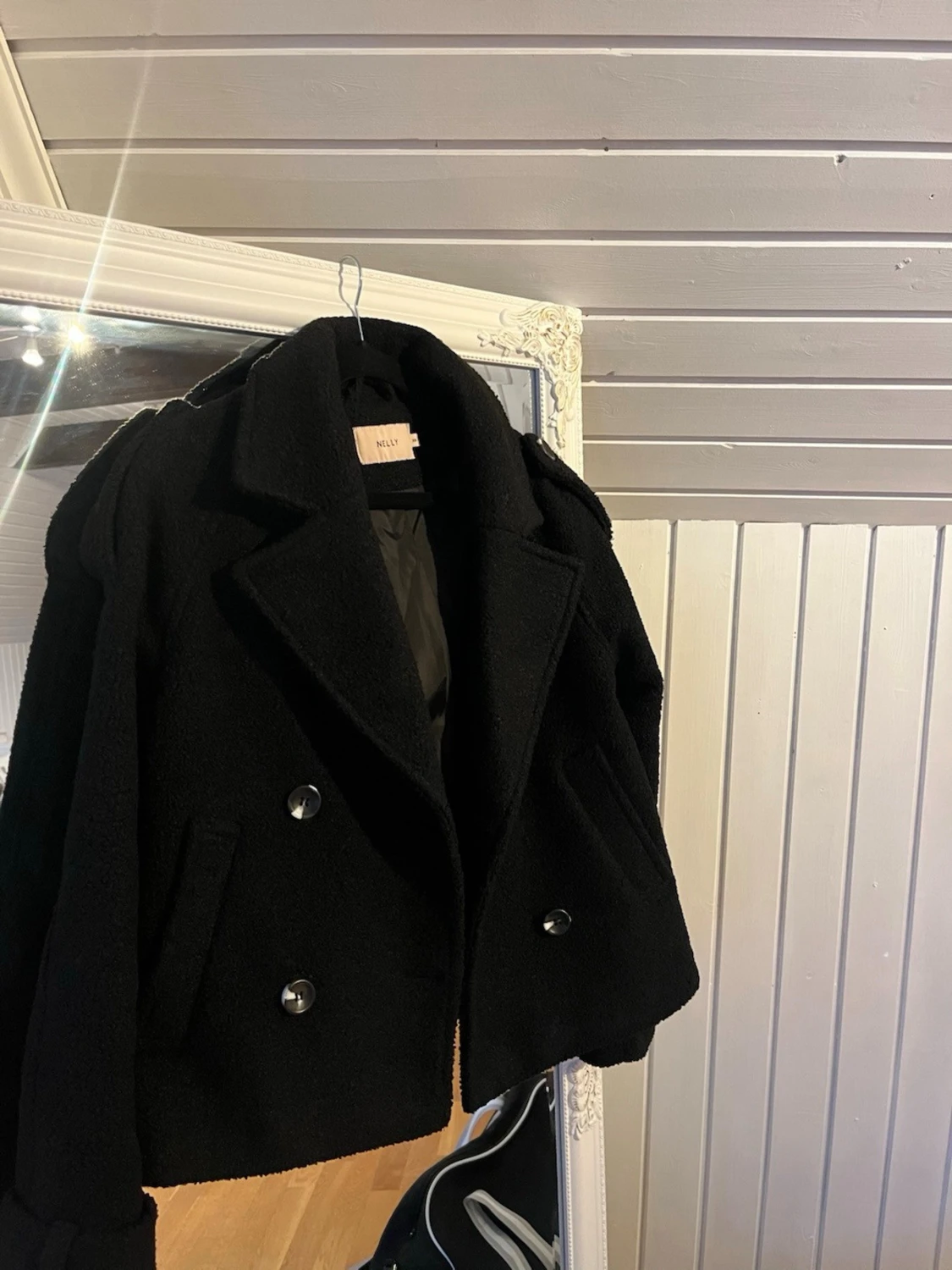 Svart teddy skepparkavaj från Nelly