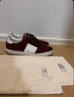 Valentino Flycrew - Säljer ett par vinröda Flycrews | Strl 44 | helt okej skick | 2 dustbags medföljer | hör av dig vid funderingar!