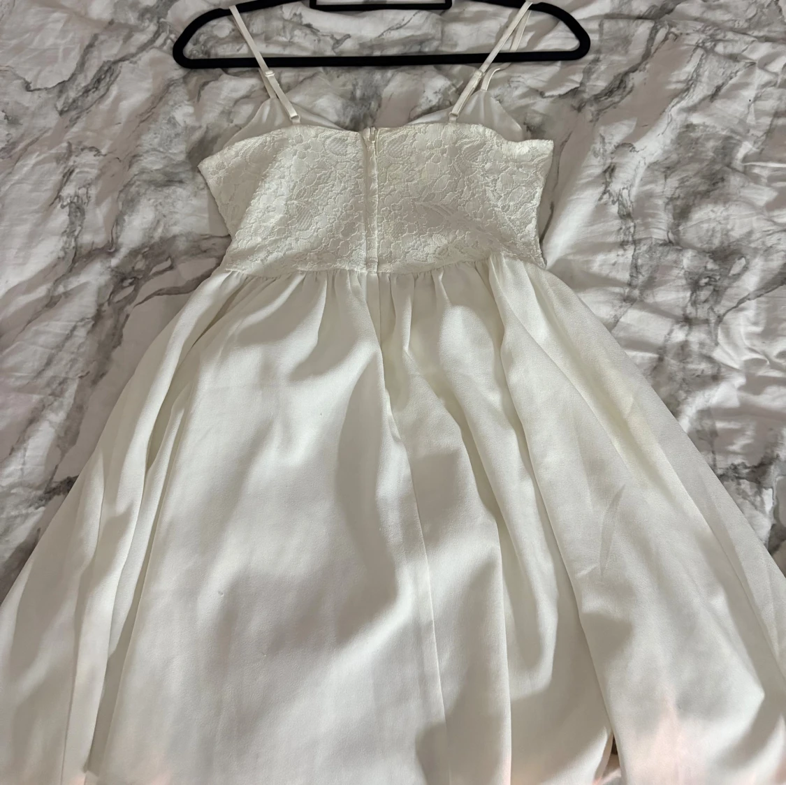 Vit spetsklänning med smala axelband - 1