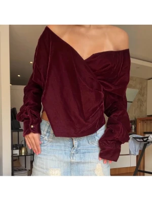 Vinröd omlottblus i sammet Lauren Ralph Lauren - Storlek XS lappen är kvar och ny pris är 2500kr.                                                 Säljer en vinröd omlottblus från Lauren Ralph Lauren i mjuk sammet. Blusen har lång ärm, v-ringad omlottfront och går att ha offshoulder som på bilden och vanligt.                                                               Perfekt nu till jul och nyår!!❤️❤️