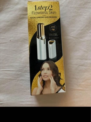 1step2 Flawless Skin hårborttagare - Säljer en ansikts- och ögonbrynshårborttagare med USB-laddning och 18K guldpläterad topp. Kommer i snyggt silver och guld, med inbyggd LED-lampa för precision. Perfekt för att fixa brynen och ta bort småhår snabbt och smidigt.