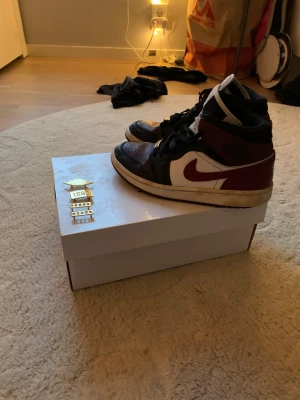 Air Jordan vinröd - Air Jordan’s i färgen vinröd i väldigt bra skick. Lite missfärgning på sulan så se bild men övrigt jättebra skick😍 skokartong och berlocker hänger med. Säljs inte längre❤️