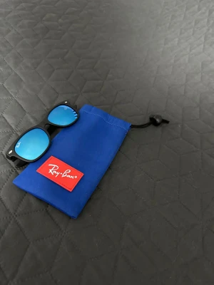 Ray ban - Glasögon från Ray Ban. Blått glas med Ray Ban text vid sidorna. En liten påse kommer även med! Passar barn vid 9 - 11 års åldern! 