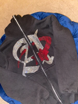 Aim for the moon hoddie - En riktigt fin hoddie! inga fel på den alltså nästan i nytt skick. Inget för mig så det är därför jag säljer den! Pris kan diskuteras vid snabb äffar