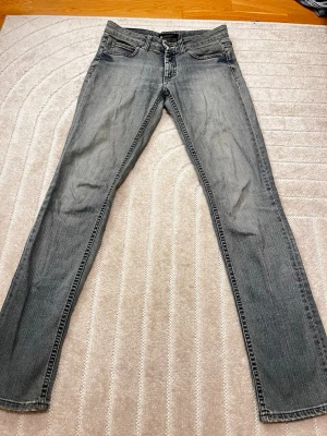 Acne Action Jeans  - Snygga lågmidjade jeans från Acne Action Jeans. Passar både XS och S. Jeansen har ett hål precis under rumpan, som inte syns på mig dock!Skriv om ni har frågor !!