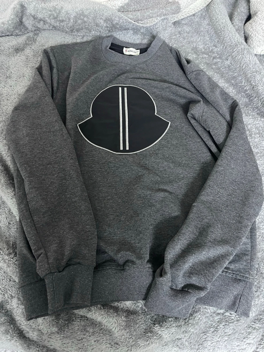 Grå sweatshirt från Moncler