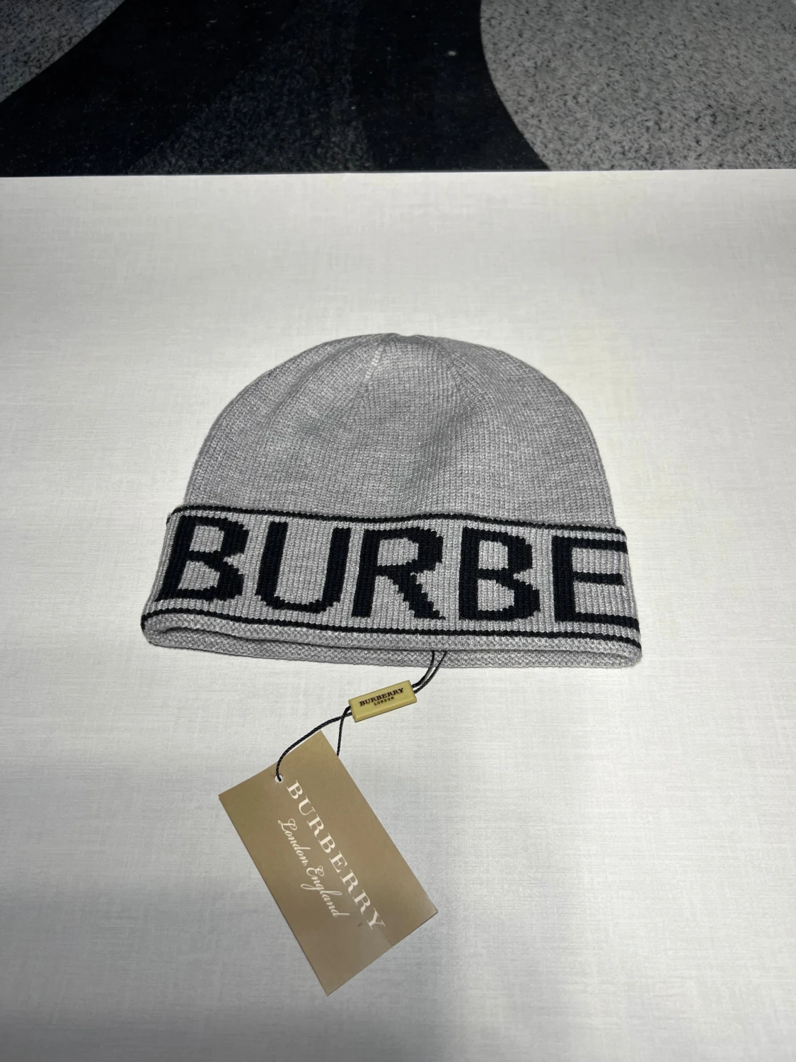 Grå Burberry mössa med logotyp