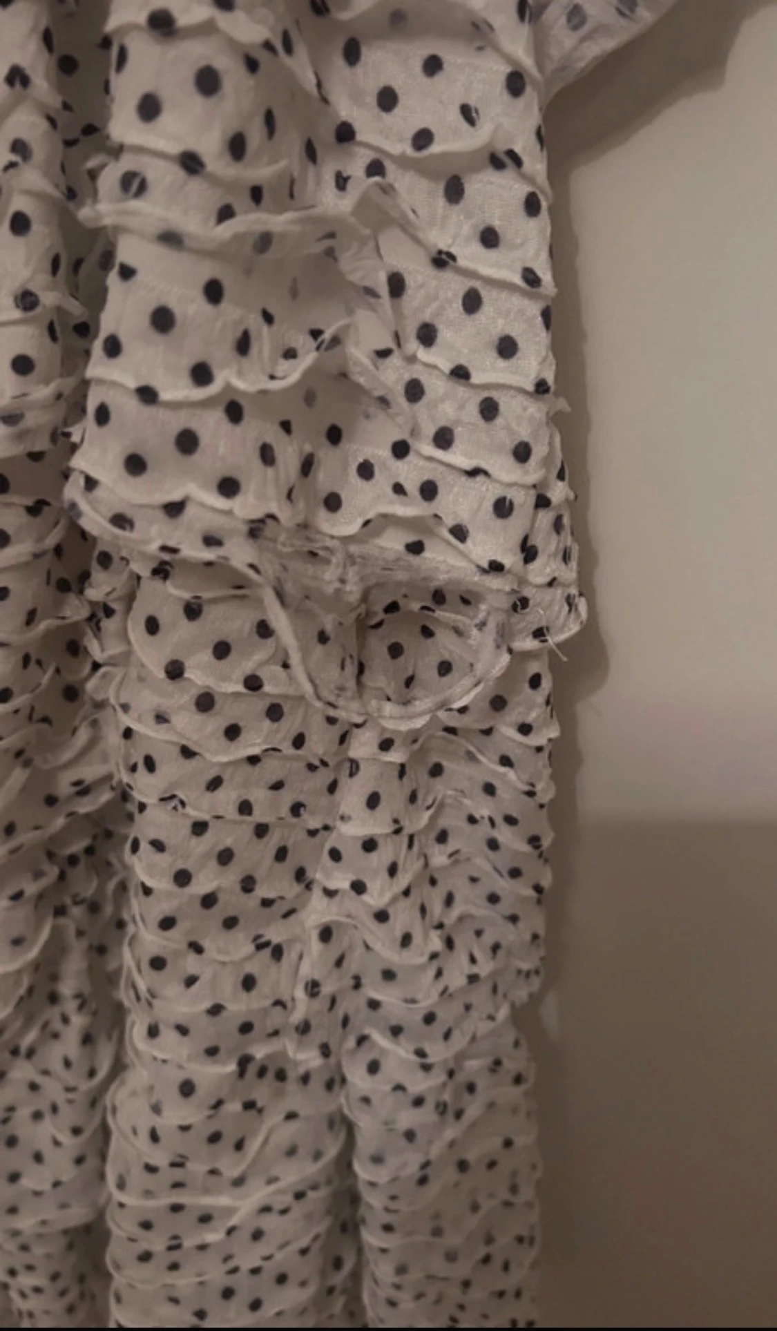 Vit prickig volangklänning - 3