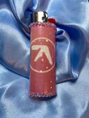 APHEX TWIN - VER.3 - lighter - ⭐️1st Refillable BIC MAXI LIGHTER med wrap & rhinestones ⭐️ ✨OBS: under lighter drop 13/12 kommer endast de lighters som har foto och eller sticker med sig i bilden inkludera det, de lighters som ej har något mer i bilden kommer utan något extra!✨🤍 FREEBIES (godis & random stickers) ingår alltid i alla paket 🤍