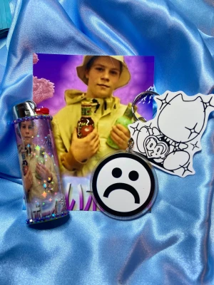 YUNG LEAN - ARIZONA - lighter + keychain bundle - ⭐️1st Refillable BIC MAXI LIGHTER med wrap & rhinestones + SADBOYS KEYCHAIN + photocard & drain sticker ⭐️ ✨OBS: under lighter drop 13/12 kommer endast de lighters som har foto och eller sticker med sig i bilden inkludera det, de lighters som ej har något mer i bilden kommer utan något extra!✨🤍 FREEBIES (godis & random stickers) ingår alltid i alla paket 🤍