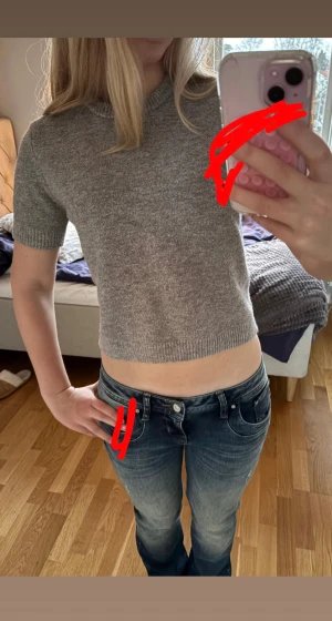 Stickad t-shirt  - Jag säljer denna väldigt söta grå stickade           t-shirten!🩷🩷 Den är jättesnygg att ha så som den är men är även as snygg att layera med ett vanligt eller spets linne! Den är i storlek M men passar även dig som brukar ha storlek S - X💕