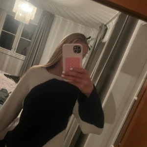 Svartvit stickad tröja med diagonal design - Säljer en stickad tröja i svart och vit från Gina Young . Har används fåtal gånger och visar inget tecken på noppring eller skador. Säljer för 120kr!💕