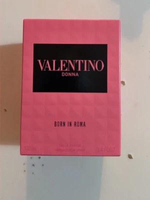 Valentino Donna Born In Roma 100ml - Valentino Donna Born In Roma Eau de Parfum, 100 ml. Snygg rosa förpackning och lyxig flaska som sticker ut i badrumshyllan. Perfekt storlek för dig som vill ha en signaturdoft med attityd.